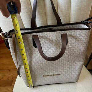 Dooney & Bourke Large Tote w/Adjustable Crossbody Strap & Handles.
